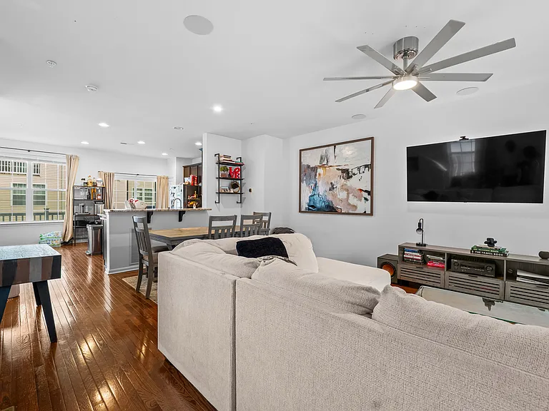 620 McComb Pl — Photo 4