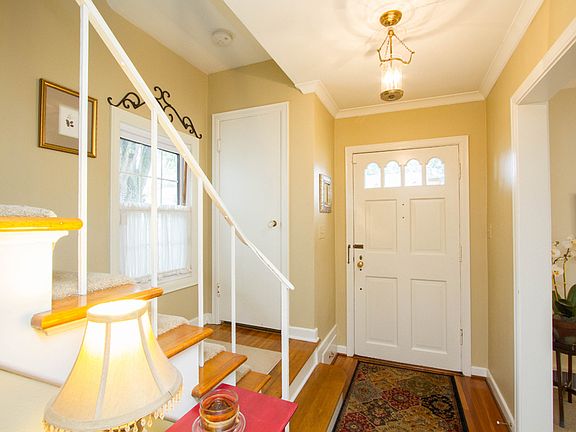 Foyer - Hardwood Floors