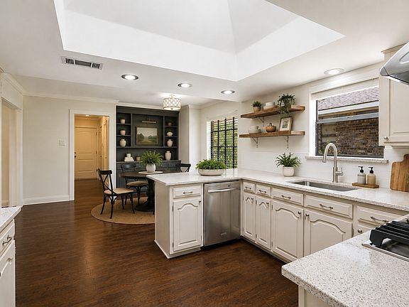 3rd image of 10115 Laingtree Dr
