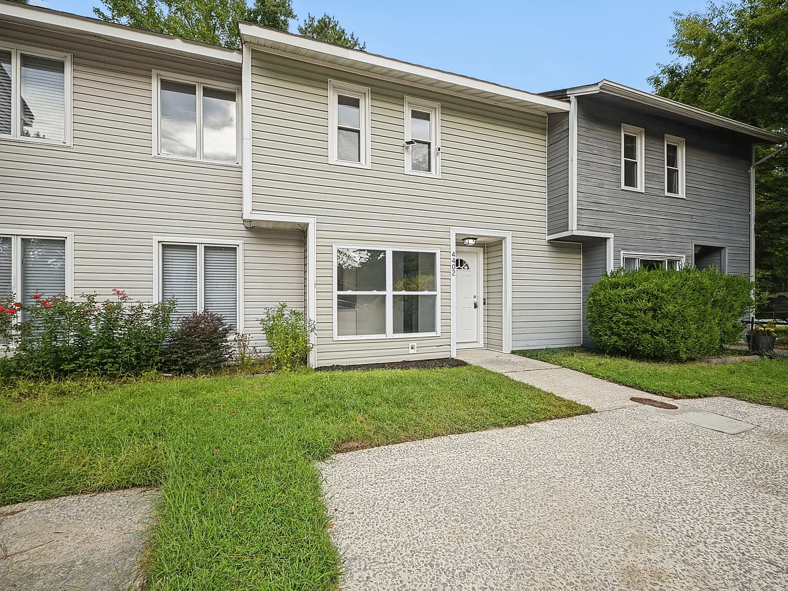 Charming Townhome In Western Branch — Photo 3