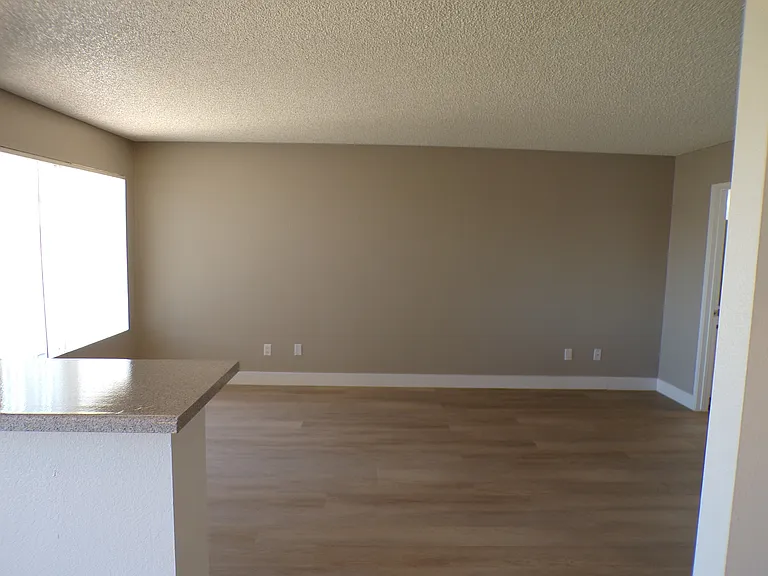 Hesperia Regency Apartments — Photo 37