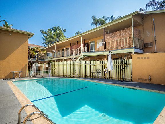 5th image of 20353 Saticoy St #8216