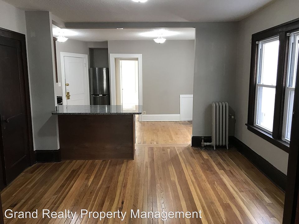1st image of 418 Pierce St N APT 1