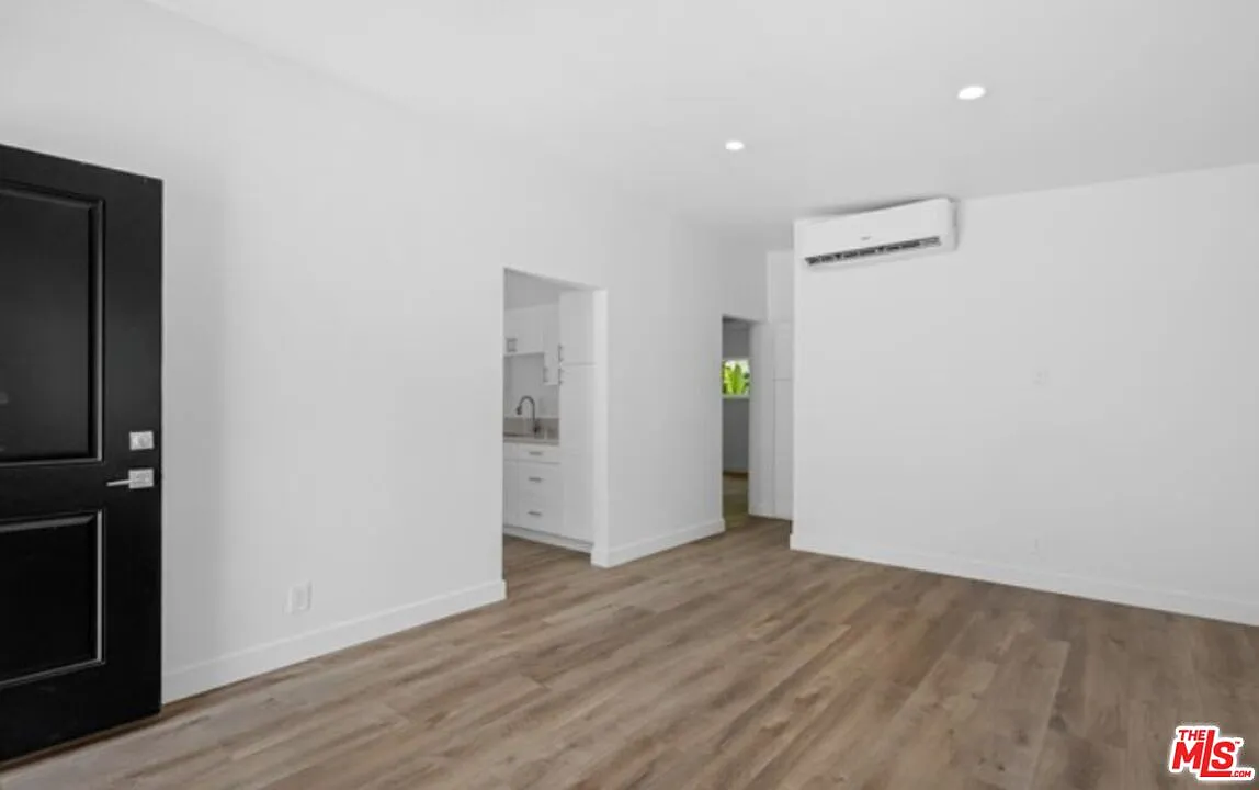 2 bed, 1.0 bath, 800 sqft, $3,995 — Photo 2