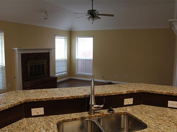 5th image of 1132 San Saba Dr