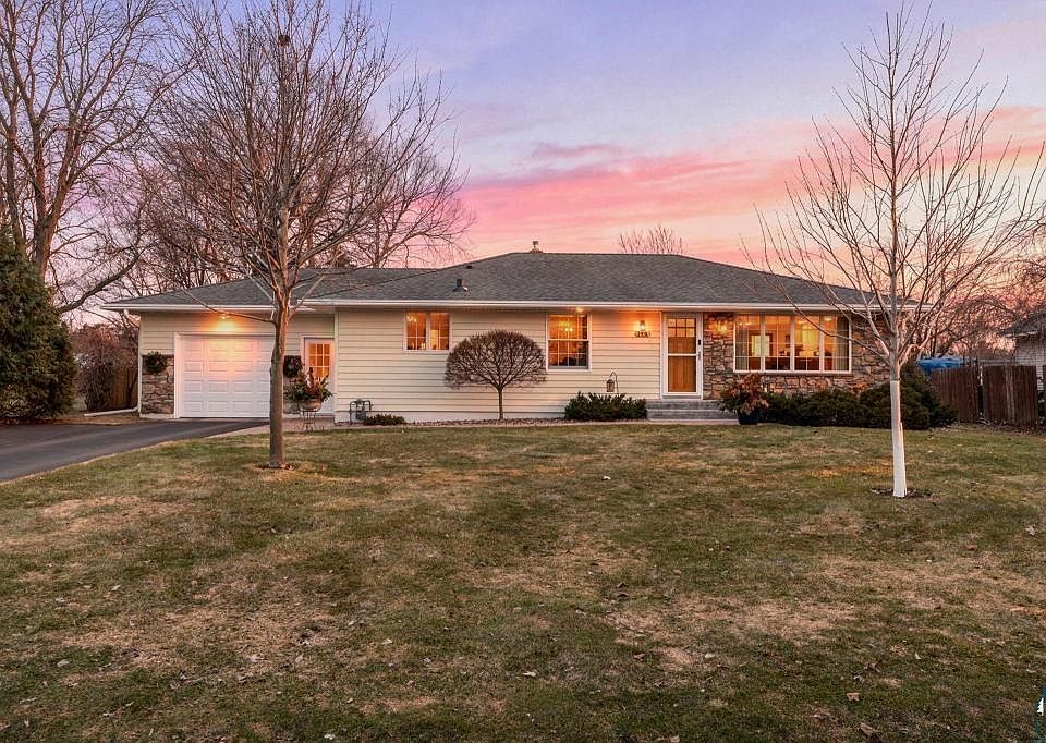 1st image of 190 Lawrence St S