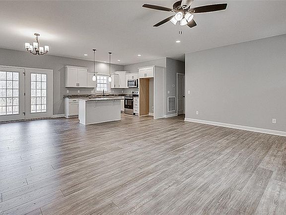 5th image of 543 Hawthorne Dr