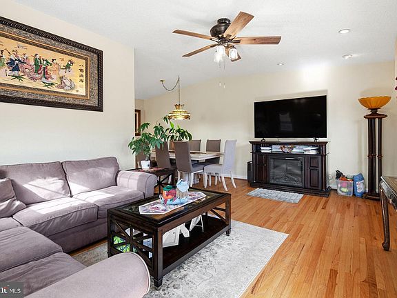 2nd image of 3136 Draper St
