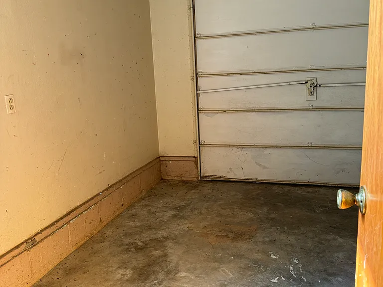 9010 NE 17th St — Photo 3