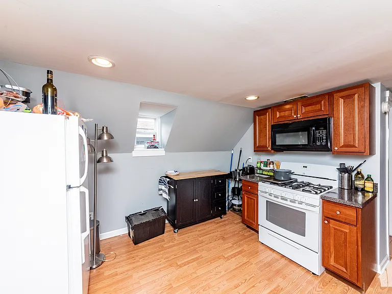 1332 W Barry Ave #3 — Photo 2