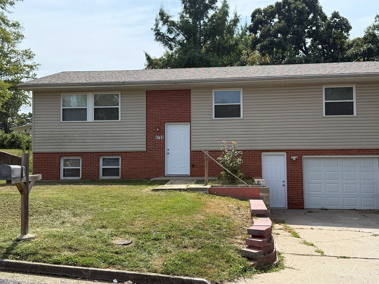 3 bed, 1.5 bath, 1504 sqft, $1,400 — Photo 1