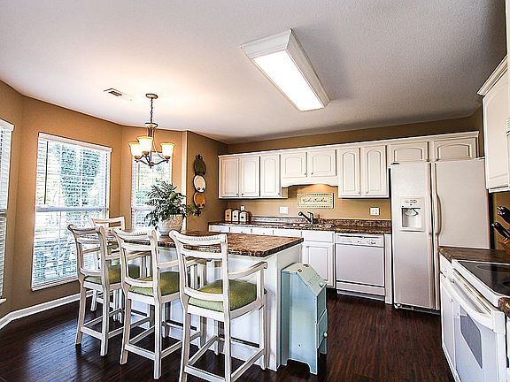 3rd image of 806 Baylor Cir