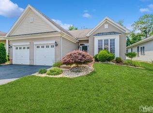 18 Country Club Dr, Monroe Township, NJ 08831