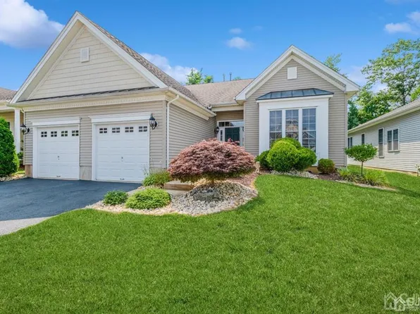 18 Country Club Dr, Monroe Township, NJ 08831