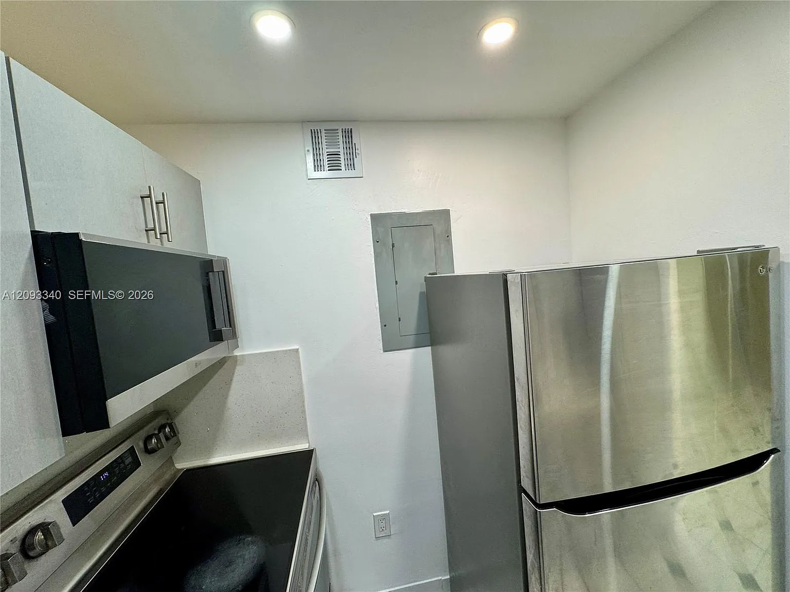 4675 W 18th Ct — Photo 2