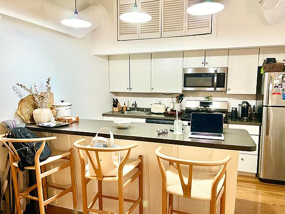 4th image of 448 W St James Pl APT 2C