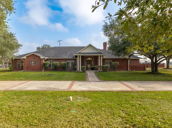 803 S Converse St, Flatonia, TX 78941