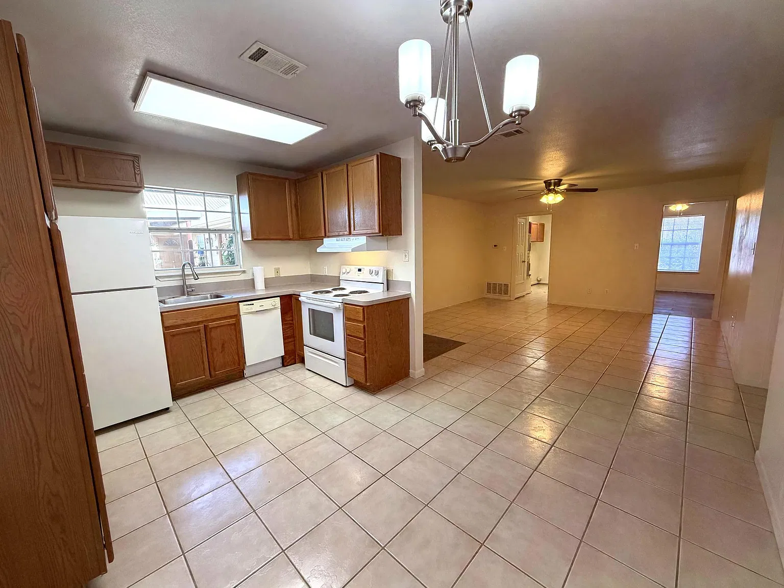 3 bed, 2.0 bath, 1125 sqft, $1,200 — Photo 2