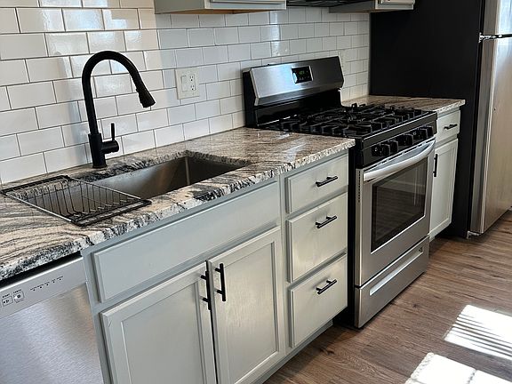 4th image of 11618 W 61st Ter