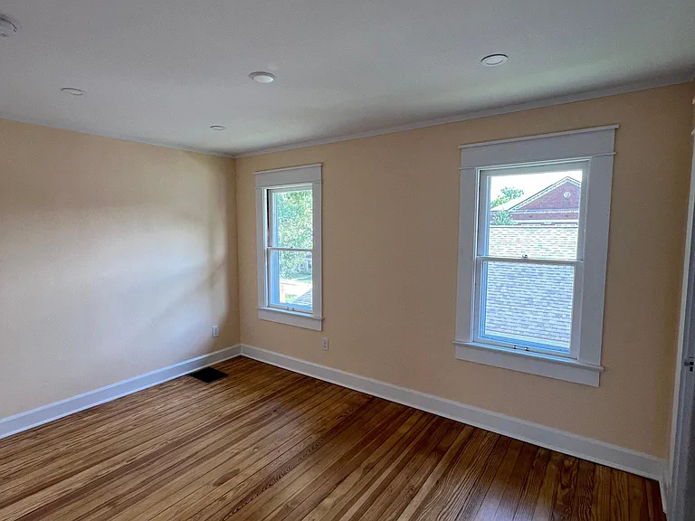middle bedroom