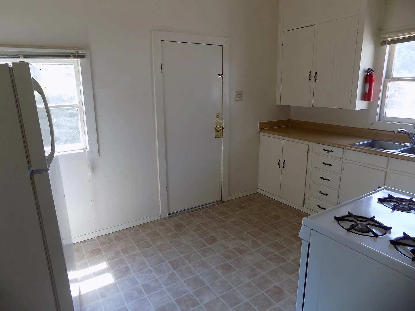 0163 735 & 745 Grand Avenue — Photo 3