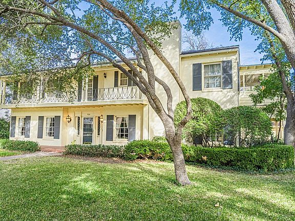 3rd image of 920 Alta Loma Cir
