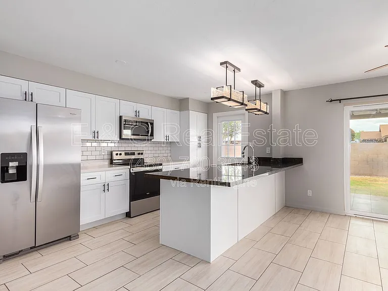 103 E Del Rio Dr — Photo 1