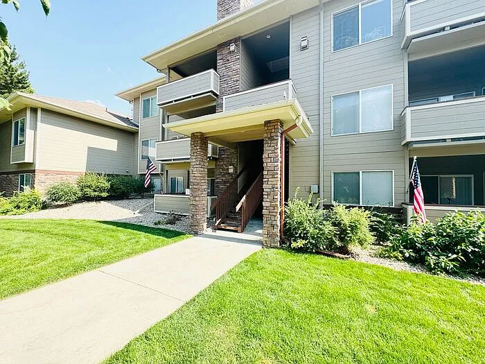 2 bed, 2.0 bath, 912 sqft, $1,700 — Photo 3