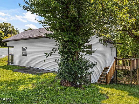 4th image of 3822 Hampton Ave