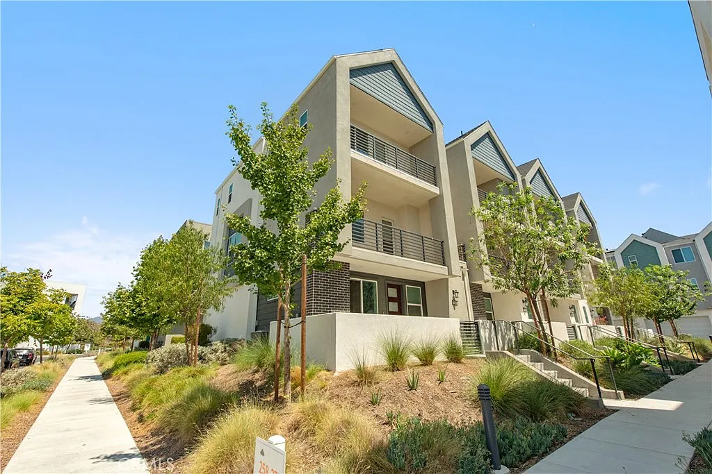 4 bed, 3.5 bath, 2111 sqft, $5,200 — Photo 3