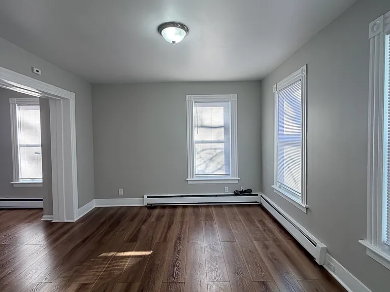 253 W Ivy St — Photo 2