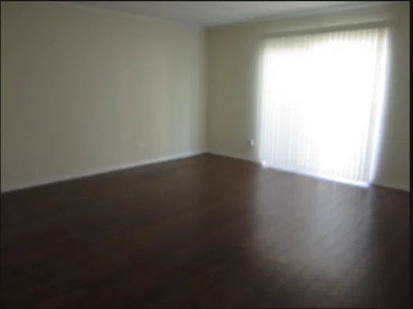 300 S Roselle Rd APT 116, Schaumburg, IL 60193