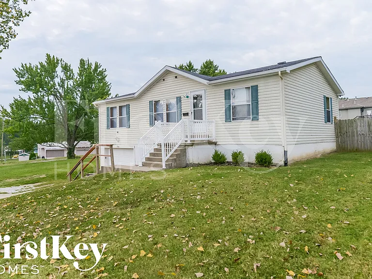 3304 N Spring St — Photo 2