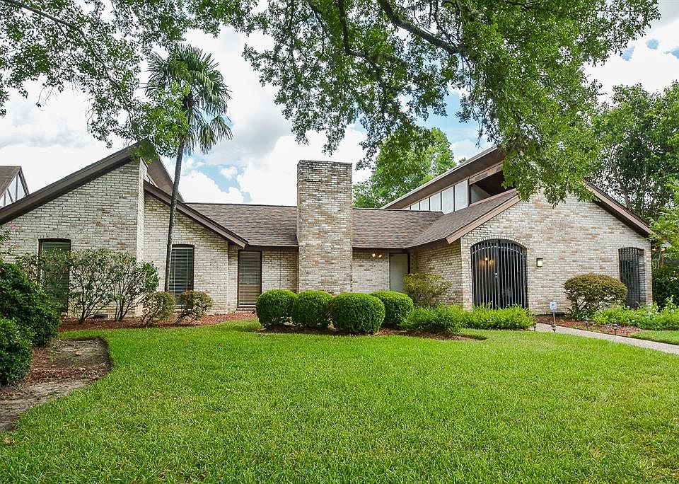 Wonderful ONE-STORY sprawling home on shaded corner lot just a few steps away from Quail Valley Golf Course and City Centre. Recent roof (2 years) and energy audit are just a few of the bonuses this home has to offer.