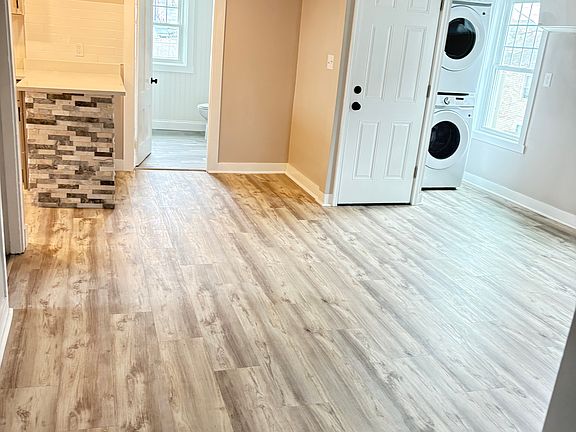 3rd image of 936 S Main St #3