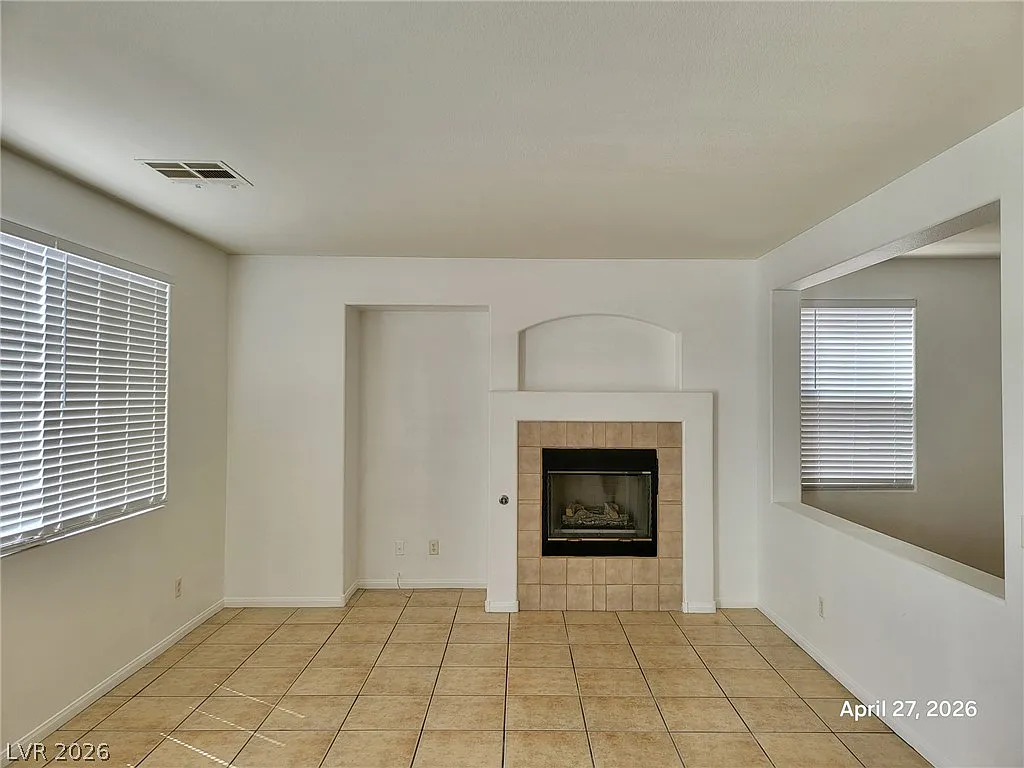 4 bed, 2.5 bath, 2024 sqft, $1,995 — Photo 2