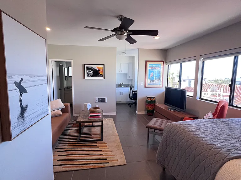 Crest Dr — Photo 3