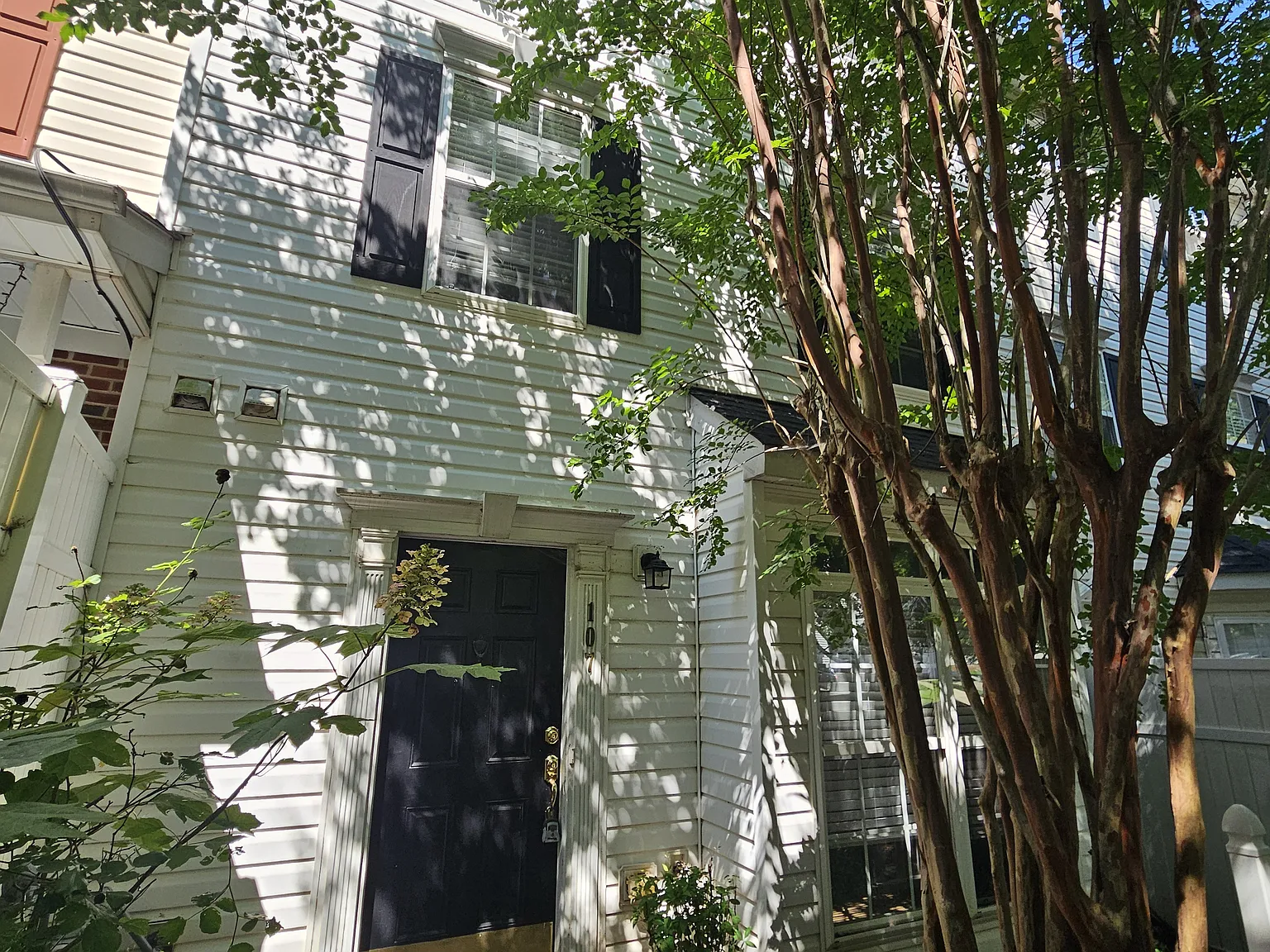 3 bed, 2.5 bath, 1690 sqft, $1,945 — Photo 2