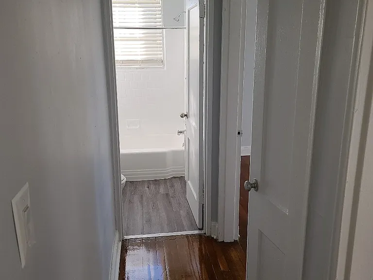 HALLWAY/BATHROOM