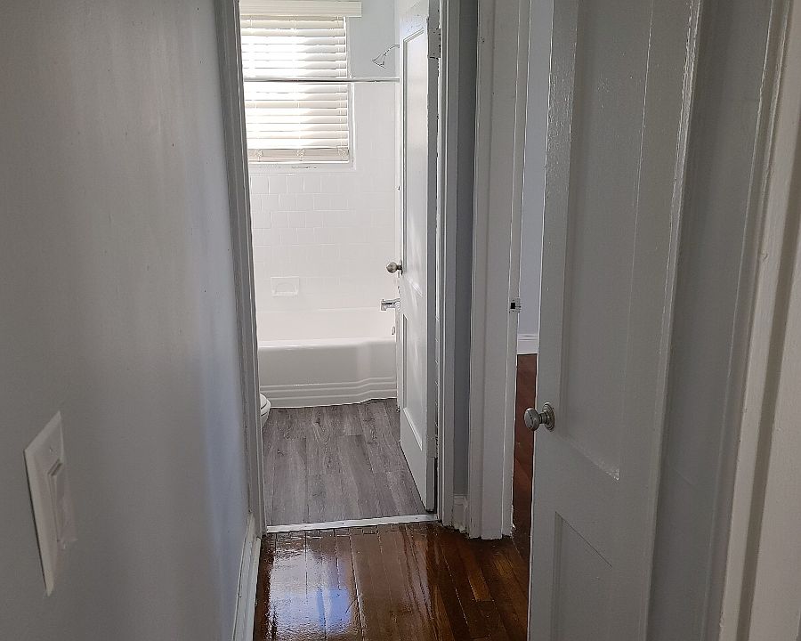 HALLWAY/BATHROOM