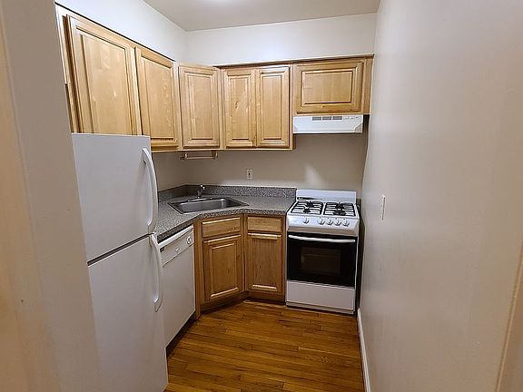 3rd image of 2520 Crescent St #1D