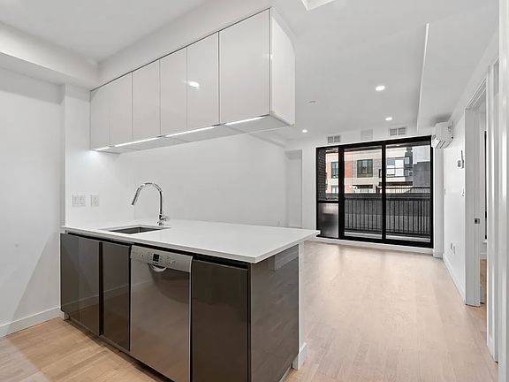 4th image of 2600 7th Ave #2Q