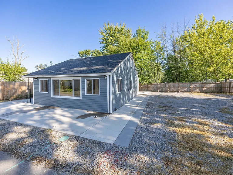 225 Bentz Ave — Photo 7