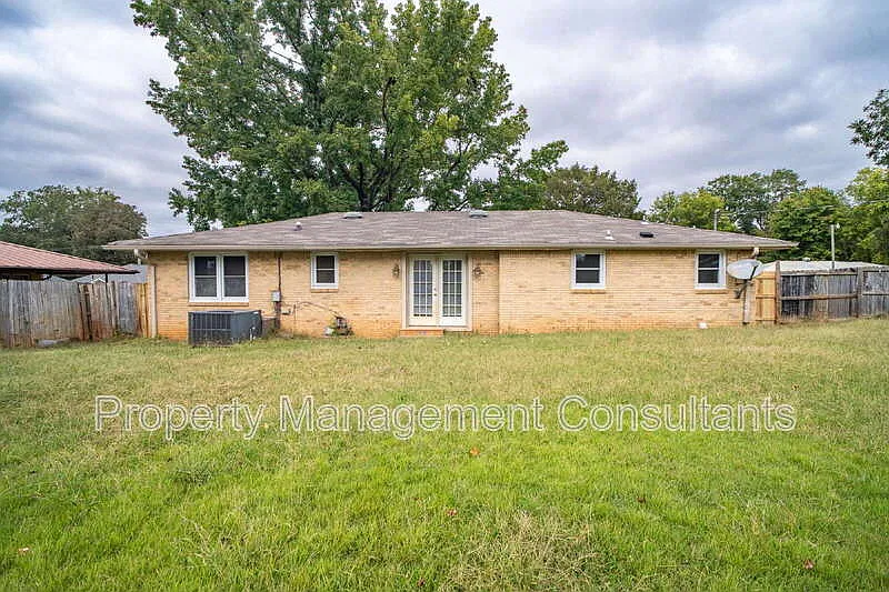 3 bed, 2.0 bath, 1230 sqft, $1,300 — Photo 4
