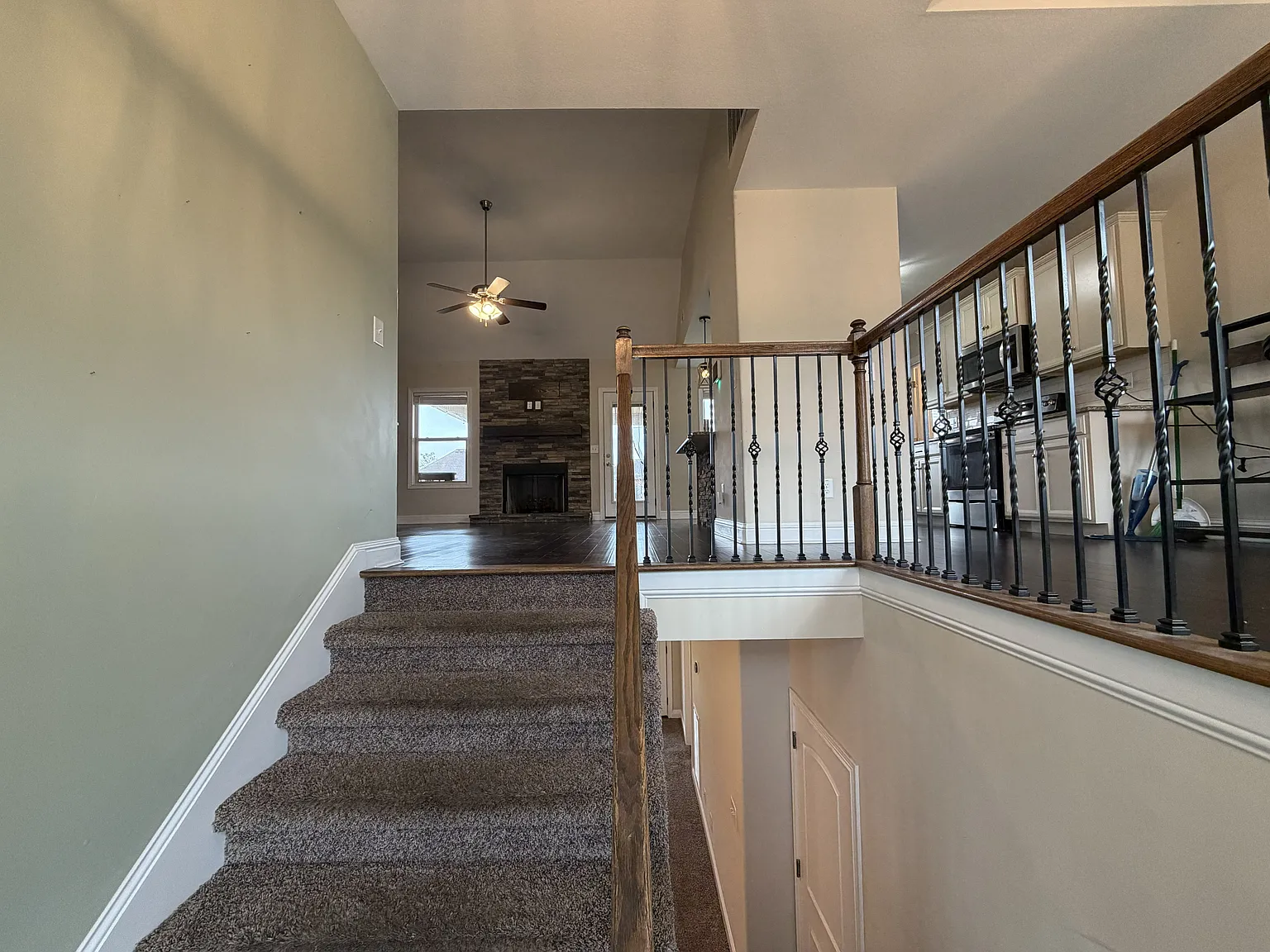 5 bed, 2800 sqft, $2,100 — Photo 2
