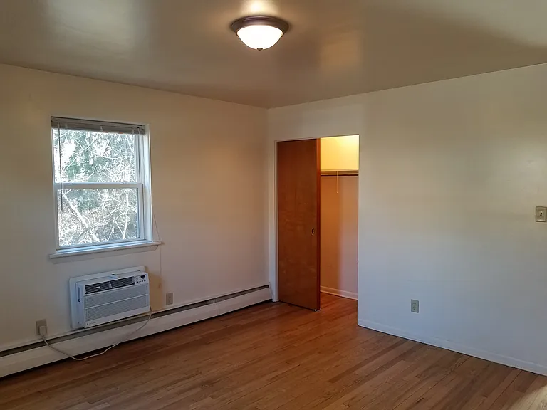 Sussex Court Apartments — Photo 17
