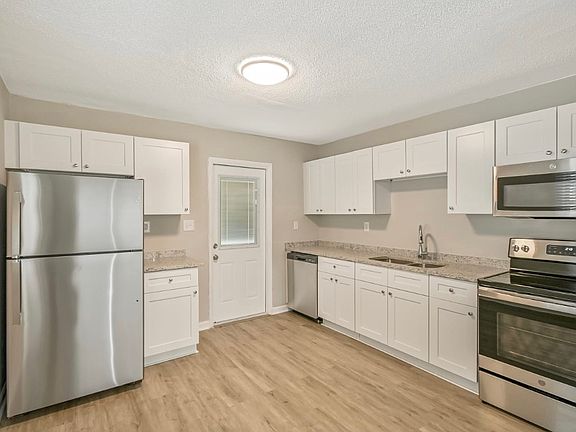 4th image of 221 Jackson Ave #1