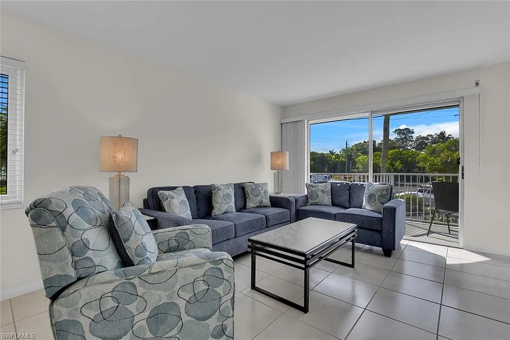 2 bed, 2.0 bath, 850 sqft, $5,750 — Photo 2