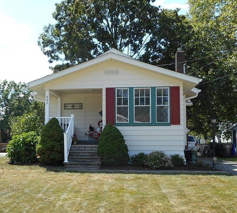 1st image of 842 Curtis Ave