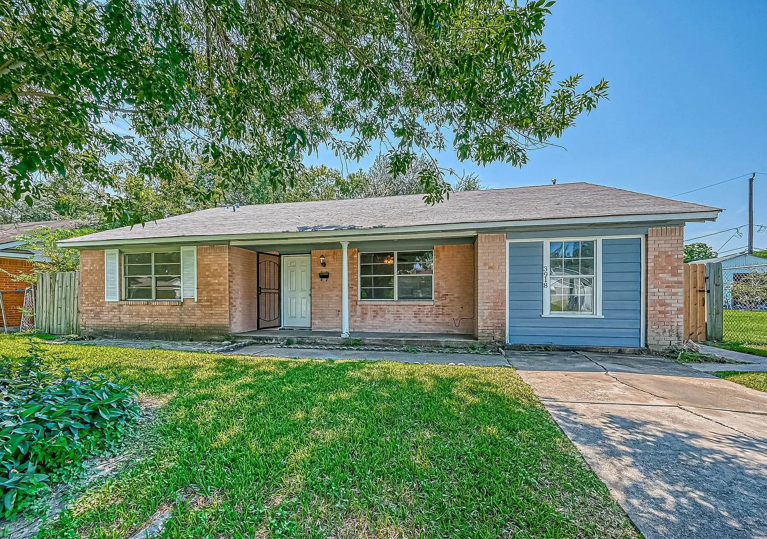 Fully Renovated 4BR/2BA Convenient South Houston Home Near Texas Medical Center & Major City Access — Photo 1